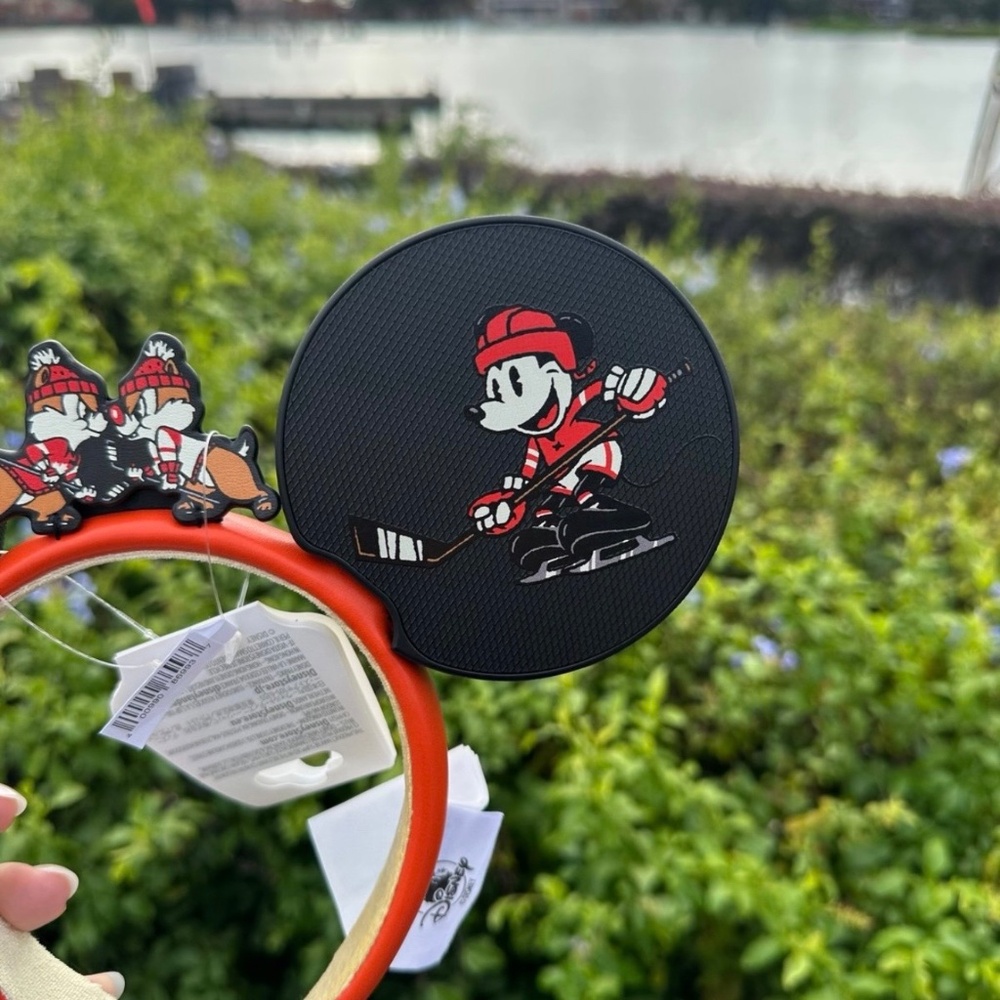 2025 Disney Epcot Canada Pavilion Hockey Ears Headband Mickey & Friends NWT - Picture 3 of 4